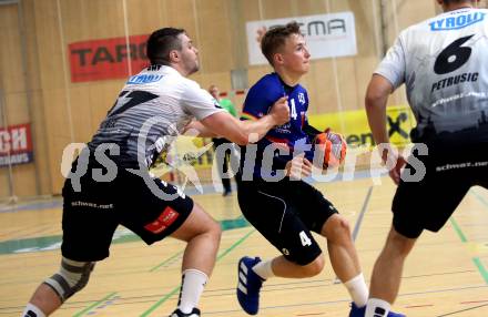 Handball. SC Kelag Ferlach gegen Sparkasse Schwaz Handball Tirol.   Gabriel Ivanjko, (Ferlach),   Balthasar Huber  (Tirol). Ferlach, am 25.9.2021. 
Foto: Kuess
---
pressefotos, pressefotografie, kuess, qs, qspictures, sport, bild, bilder, bilddatenbank