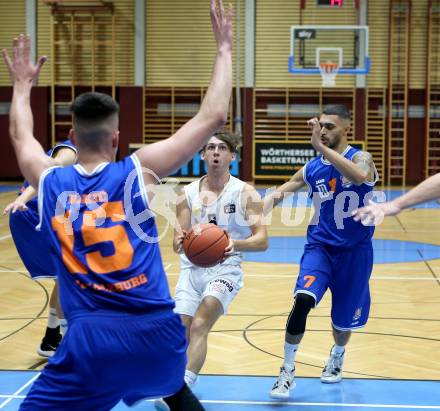 Basketball Austria Cup 2020/2021.  Woerthersee Piraten gegen BBU Salzburg. Felix Leindecker (Piraten),Adrian Mitchell  (BBU Salzburg). Klagenfurt, am 2.10.2021.
Foto: Kuess
www.qspictures.net

---
pressefotos, pressefotografie, kuess, qs, qspictures, sport, bild, bilder, bilddatenbank