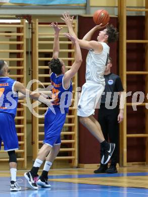 Basketball Austria Cup 2020/2021.  Woerthersee Piraten gegen BBU Salzburg.  Simon Finzgar (Piraten), Thomas Buchegger (BBU Salzburg). Klagenfurt, am 2.10.2021.
Foto: Kuess
www.qspictures.net

---
pressefotos, pressefotografie, kuess, qs, qspictures, sport, bild, bilder, bilddatenbank