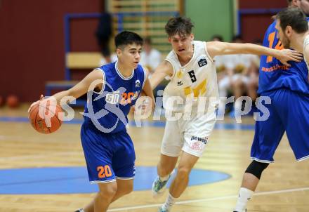 Basketball Austria Cup 2020/2021.  Woerthersee Piraten gegen BBU Salzburg. Felix Leindecker  (Piraten), Tobias Korn (BBU Salzburg). Klagenfurt, am 2.10.2021.
Foto: Kuess
www.qspictures.net

---
pressefotos, pressefotografie, kuess, qs, qspictures, sport, bild, bilder, bilddatenbank