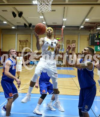 Basketball Austria Cup 2020/2021.  Woerthersee Piraten gegen BBU Salzburg. Shawn Ray (Piraten), Adrian Mitchell (BBU Salzburg). Klagenfurt, am 2.10.2021.
Foto: Kuess
www.qspictures.net

---
pressefotos, pressefotografie, kuess, qs, qspictures, sport, bild, bilder, bilddatenbank