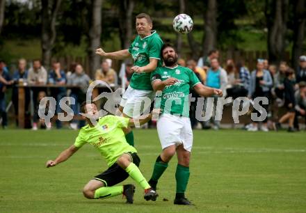 Fussball. 2. Klasse A. Ainet gegen Obermillstatt. Daniel Oblasser  (Ainet), Georg Oberzaucher, Alexander Grischnig   (Obermillstatt). Ainet, 3.10.2021.
Foto: Kuess
---
pressefotos, pressefotografie, kuess, qs, qspictures, sport, bild, bilder, bilddatenbank