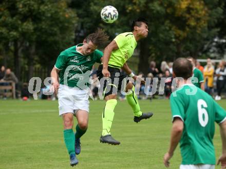 Fussball. 2. Klasse A. Ainet gegen Obermillstatt.   Chirawat Kareerat (Ainet),  Georg Bliem (Obermillstatt). Ainet, 3.10.2021.
Foto: Kuess
---
pressefotos, pressefotografie, kuess, qs, qspictures, sport, bild, bilder, bilddatenbank