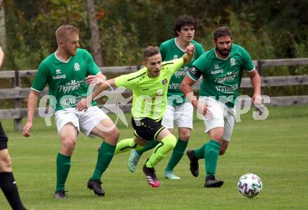 Fussball. 2. Klasse A. Ainet gegen Obermillstatt.  Manuel Hertscheg (Ainet),   Jonas Oberzaucher,  Alexander Grischnig, Stefan Huber (Obermillstatt). Ainet, 3.10.2021.
Foto: Kuess
---
pressefotos, pressefotografie, kuess, qs, qspictures, sport, bild, bilder, bilddatenbank