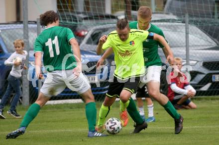 Fussball. 2. Klasse A. Ainet gegen Obermillstatt.  Mathias Jost  (Ainet),   Jonas Oberzaucher,  Georg Bliem (Obermillstatt). Ainet, 3.10.2021.
Foto: Kuess
---
pressefotos, pressefotografie, kuess, qs, qspictures, sport, bild, bilder, bilddatenbank