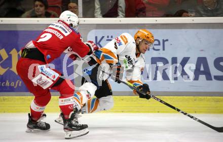 EBEL. Eishockey Bundesliga. KAC gegen	Black Wings Linz. Philip Bruggisser,  (KAC),  Emilio Romig (Linz). Klagenfurt, am 8.10.2021.
Foto: Kuess
www.qspictures.net

---
pressefotos, pressefotografie, kuess, qs, qspictures, sport, bild, bilder, bilddatenbank