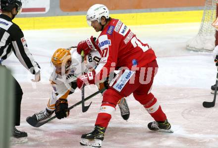 EBEL. Eishockey Bundesliga. KAC gegen	Black Wings Linz. Thomas Hundertpfund,  (KAC),  Will Pelletier (Linz). Klagenfurt, am 8.10.2021.
Foto: Kuess
www.qspictures.net

---
pressefotos, pressefotografie, kuess, qs, qspictures, sport, bild, bilder, bilddatenbank