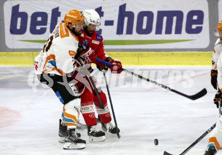 EBEL. Eishockey Bundesliga. KAC gegen	Black Wings Linz.  Thomas Koch, (KAC),  Will Pelletier  (Linz). Klagenfurt, am 8.10.2021.
Foto: Kuess
www.qspictures.net

---
pressefotos, pressefotografie, kuess, qs, qspictures, sport, bild, bilder, bilddatenbank