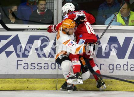 EBEL. Eishockey Bundesliga. KAC gegen	Black Wings Linz. Thomas Koch, (KAC), Brian Lebler   (Linz). Klagenfurt, am 8.10.2021.
Foto: Kuess
www.qspictures.net

---
pressefotos, pressefotografie, kuess, qs, qspictures, sport, bild, bilder, bilddatenbank