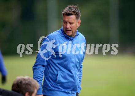 Fussball. Kaerntner Liga. Ferlach Atus gegen Dellach/Gail.   Trainer  Philipp Dabringer (Dellach). Ferlach, am 9.10.2021.
Foto: Kuess
www.qspictures.net
---
pressefotos, pressefotografie, kuess, qs, qspictures, sport, bild, bilder, bilddatenbank