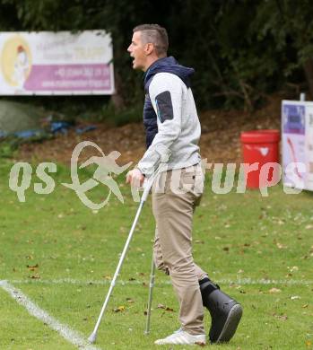 Fussball. Kaerntner Liga. Ferlach Atus gegen Dellach/Gail.  Trainer  Mario Verdel (Ferlach). Ferlach, am 9.10.2021.
Foto: Kuess
www.qspictures.net
---
pressefotos, pressefotografie, kuess, qs, qspictures, sport, bild, bilder, bilddatenbank