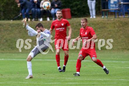 Fussball. Kaerntner Liga. Ferlach Atus gegen Dellach/Gail.  Martin Posratschnig, Dejan Kern (Ferlach),   Samir Nuhanovic (Dellach). Ferlach, am 9.10.2021.
Foto: Kuess
www.qspictures.net
---
pressefotos, pressefotografie, kuess, qs, qspictures, sport, bild, bilder, bilddatenbank