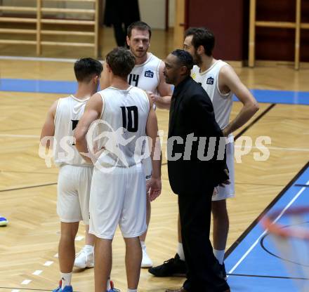 Basketball Zweite Liga 2021/2022. Grunddurchgang 1. Runde.  Woerthersee Piraten gegen Future Team Steiermark. Trainer Aaron Mitchell (Piraten). Klagenfurt, am 10.10.2021.
Foto: Kuess
www.qspictures.net

---
pressefotos, pressefotografie, kuess, qs, qspictures, sport, bild, bilder, bilddatenbank