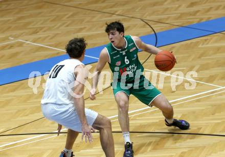 Basketball Zweite Liga 2021/2022. Grunddurchgang 1. Runde.  Woerthersee Piraten gegen Future Team Steiermark. Simon Finzgar (Piraten),  Elias Podany (Steiermark). Klagenfurt, am 10.10.2021.
Foto: Kuess
www.qspictures.net

---
pressefotos, pressefotografie, kuess, qs, qspictures, sport, bild, bilder, bilddatenbank