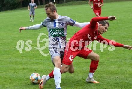 Fussball. Kaerntner Liga. Ferlach Atus gegen Dellach/Gail.  Christopher Katschnig (Ferlach),  Benedikt Kaltenhofer (Dellach). Ferlach, am 9.10.2021.
Foto: Kuess
www.qspictures.net
---
pressefotos, pressefotografie, kuess, qs, qspictures, sport, bild, bilder, bilddatenbank