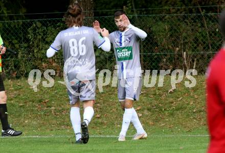 Fussball. Kaerntner Liga. Ferlach Atus gegen Dellach/Gail.  Torjubel Lukas Fabian Santner, Samir Nuhanovic (Dellach). Ferlach, am 9.10.2021.
Foto: Kuess
www.qspictures.net
---
pressefotos, pressefotografie, kuess, qs, qspictures, sport, bild, bilder, bilddatenbank