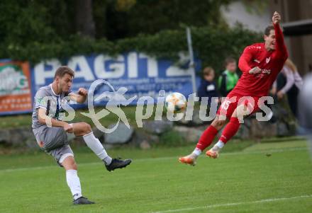 Fussball. Kaerntner Liga. Ferlach Atus gegen Dellach/Gail. Christopher Katschnig  (Ferlach),   Gabriel Umfahrer (Dellach). Ferlach, am 9.10.2021.
Foto: Kuess
www.qspictures.net
---
pressefotos, pressefotografie, kuess, qs, qspictures, sport, bild, bilder, bilddatenbank