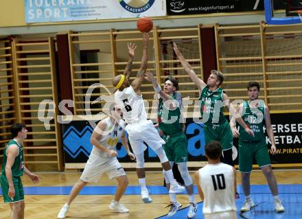 Basketball Zweite Liga 2021/2022. Grunddurchgang 1. Runde.  Woerthersee Piraten gegen Future Team Steiermark. Shawn Ray (Piraten), Miro Zapf , Lukas Ablasser, Albin Balic  (Steiermark). Klagenfurt, am 10.10.2021.
Foto: Kuess
www.qspictures.net

---
pressefotos, pressefotografie, kuess, qs, qspictures, sport, bild, bilder, bilddatenbank