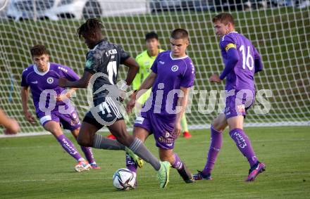 Fussball Testspiel. SK Austria Klagenfurt gegen Union Berlin. Nikola Motika, Ivan Saravanja (Klagenfurt),  Kemlein Aljoscha (Berlin). Globasnitz, am 11.10.2021.
Foto: Kuess
---
pressefotos, pressefotografie, kuess, qs, qspictures, sport, bild, bilder, bilddatenbank