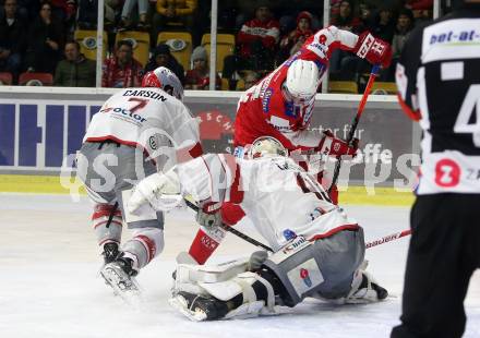 EBEL. Eishockey Bundesliga. KAC gegen	iClinic Bratislava Capitals. Nicholas Eric Petersen, (KAC),  Brett Carson, Connor Lacouvee  (Bratislava). Klagenfurt, am 15.10.2021.
Foto: Kuess
www.qspictures.net

---
pressefotos, pressefotografie, kuess, qs, qspictures, sport, bild, bilder, bilddatenbank