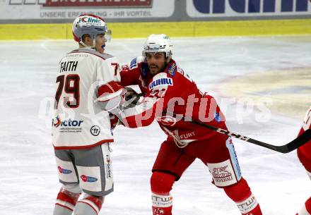 EBEL. Eishockey Bundesliga. KAC gegen	iClinic Bratislava Capitals.  Steven Strong,  (KAC),  Roman Faith (Bratislava). Klagenfurt, am 15.10.2021.
Foto: Kuess
www.qspictures.net

---
pressefotos, pressefotografie, kuess, qs, qspictures, sport, bild, bilder, bilddatenbank