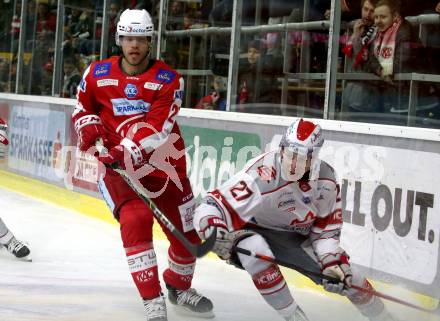 EBEL. Eishockey Bundesliga. KAC gegen	iClinic Bratislava Capitals. Thomas Hundertpfund,  (KAC),  Samuel Fereta (Bratislava). Klagenfurt, am 15.10.2021.
Foto: Kuess
www.qspictures.net

---
pressefotos, pressefotografie, kuess, qs, qspictures, sport, bild, bilder, bilddatenbank