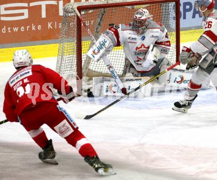 EBEL. Eishockey Bundesliga. KAC gegen	iClinic Bratislava Capitals. Manuel Geier,  (KAC), Connor Lacouvee  (Bratislava). Klagenfurt, am 15.10.2021.
Foto: Kuess
www.qspictures.net

---
pressefotos, pressefotografie, kuess, qs, qspictures, sport, bild, bilder, bilddatenbank