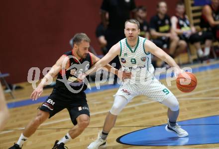 Basketball Zweite Liga 2021/2022. Grunddurchgang 2. Runde.  KOS Celovec gegen Mattersburg Rocks. Tim Huber (KOS), Florian Duck  (Mattersburg). Klagenfurt, am 16.10.2021.
Foto: Kuess
www.qspictures.net
---
pressefotos, pressefotografie, kuess, qs, qspictures, sport, bild, bilder, bilddatenbank