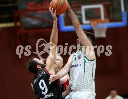 Basketball Zweite Liga 2021/2022. Grunddurchgang 2. Runde.  KOS Celovec gegen Mattersburg Rocks. Marin Sliskovic (KOS), Tobias Winkler  (Mattersburg). Klagenfurt, am 16.10.2021.
Foto: Kuess
www.qspictures.net
---
pressefotos, pressefotografie, kuess, qs, qspictures, sport, bild, bilder, bilddatenbank