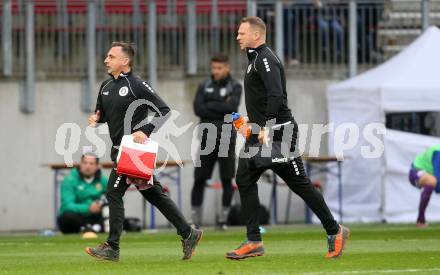 Fussball. Bundesliga. SK Austria Klagenfurt gegen  SK Rapid. Physiotherapeut Harald Wagner, Masseur Matej Vidovic (Klagenfurt). Klagenfurt, am 16.10.2021.
Foto: Kuess
www.qspictures.net
---
pressefotos, pressefotografie, kuess, qs, qspictures, sport, bild, bilder, bilddatenbank