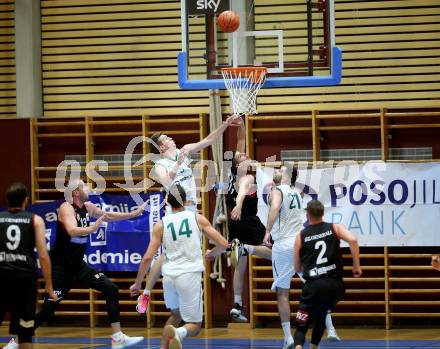 Basketball Zweite Liga 2021/2022. Grunddurchgang 2. Runde.  KOS Celovec gegen Mattersburg Rocks. Andi Smrtnik, Marin Sliskovic (KOS),  Ivan Begic  (Mattersburg). Klagenfurt, am 16.10.2021.
Foto: Kuess
www.qspictures.net
---
pressefotos, pressefotografie, kuess, qs, qspictures, sport, bild, bilder, bilddatenbank