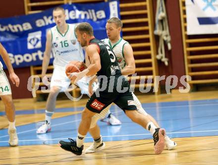 Basketball Zweite Liga 2021/2022. Grunddurchgang 2. Runde.  KOS Celovec gegen Mattersburg Rocks. Tim Huber (KOS), Florian Duck  (Mattersburg). Klagenfurt, am 16.10.2021.
Foto: Kuess
www.qspictures.net
---
pressefotos, pressefotografie, kuess, qs, qspictures, sport, bild, bilder, bilddatenbank