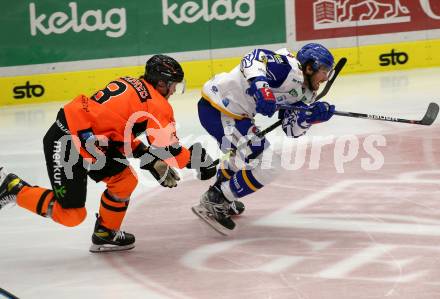 EBEL. Eishockey Bundesliga. VSV gegen Moser Medical Graz99ers. Chris Collins,  (VSV), Calle Ackered   (Graz). Villach, am 17.10.2021.
Foto: Kuess
www.qspictures.net
---
pressefotos, pressefotografie, kuess, qs, qspictures, sport, bild, bilder, bilddatenbank