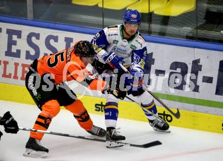 EBEL. Eishockey Bundesliga. VSV gegen Moser Medical Graz99ers.  Renars Krastenbergs,  (VSV),  Michael Kernberger (Graz). Villach, am 17.10.2021.
Foto: Kuess
www.qspictures.net
---
pressefotos, pressefotografie, kuess, qs, qspictures, sport, bild, bilder, bilddatenbank