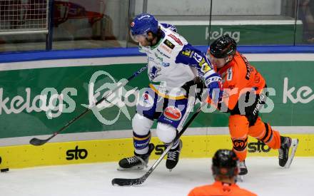 EBEL. Eishockey Bundesliga. VSV gegen Moser Medical Graz99ers. Chris Collins,   (VSV), Simon Hjarmalsson  (Graz). Villach, am 17.10.2021.
Foto: Kuess
www.qspictures.net
---
pressefotos, pressefotografie, kuess, qs, qspictures, sport, bild, bilder, bilddatenbank