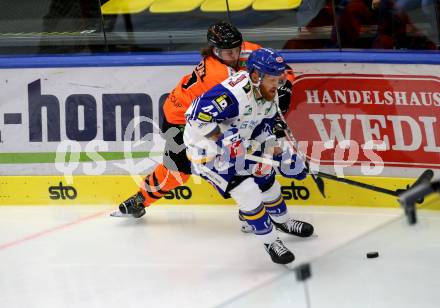 EBEL. Eishockey Bundesliga. VSV gegen Moser Medical Graz99ers. Jamie Fraser,   (VSV), Andrew Gordon  (Graz). Villach, am 17.10.2021.
Foto: Kuess
www.qspictures.net
---
pressefotos, pressefotografie, kuess, qs, qspictures, sport, bild, bilder, bilddatenbank