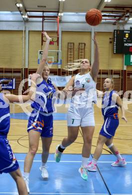 Basketball Damen Superliga 2021/2022. Grunddurchgang 3. Runde.  KOS Celovec Damen gegen DBB LZ OOE.  Sara Feratovic (KOS), Janell Douvier (DBB LZ OOE). Klagenfurt, am 16.10.2021.
Foto: Kuess
www.qspictures.net
---
pressefotos, pressefotografie, kuess, qs, qspictures, sport, bild, bilder, bilddatenbank