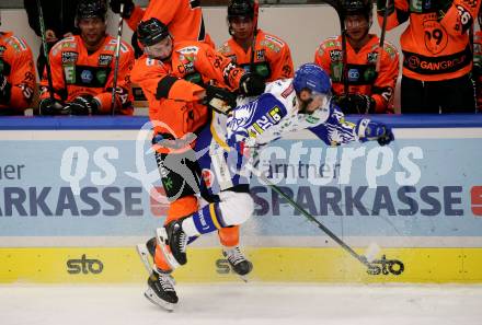 EBEL. Eishockey Bundesliga. VSV gegen Moser Medical Graz99ers. Nico Brunner,  (VSV), Daniel Oberkofler   (Graz). Villach, am 17.10.2021.
Foto: Kuess
www.qspictures.net
---
pressefotos, pressefotografie, kuess, qs, qspictures, sport, bild, bilder, bilddatenbank