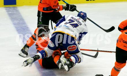 EBEL. Eishockey Bundesliga. VSV gegen Moser Medical Graz99ers.  Kevin Moderer, (VSV), Michael Schiechl   (Graz). Villach, am 17.10.2021.
Foto: Kuess
www.qspictures.net
---
pressefotos, pressefotografie, kuess, qs, qspictures, sport, bild, bilder, bilddatenbank