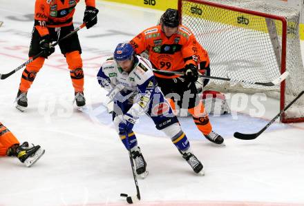 EBEL. Eishockey Bundesliga. VSV gegen Moser Medical Graz99ers.  Joel Broda,  (VSV),  Michael Kernberger (Graz). Villach, am 17.10.2021.
Foto: Kuess
www.qspictures.net
---
pressefotos, pressefotografie, kuess, qs, qspictures, sport, bild, bilder, bilddatenbank