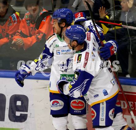 EBEL. Eishockey Bundesliga. VSV gegen Moser Medical Graz99ers.  Torjubel  Renars Krastenbergs, Scott Kosmachuk (VSV). Villach, am 17.10.2021.
Foto: Kuess
www.qspictures.net
---
pressefotos, pressefotografie, kuess, qs, qspictures, sport, bild, bilder, bilddatenbank