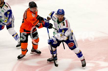 EBEL. Eishockey Bundesliga. VSV gegen Moser Medical Graz99ers.  Sebastian Zauner,  (VSV),  Ken Ograjensek (Graz). Villach, am 17.10.2021.
Foto: Kuess
www.qspictures.net
---
pressefotos, pressefotografie, kuess, qs, qspictures, sport, bild, bilder, bilddatenbank