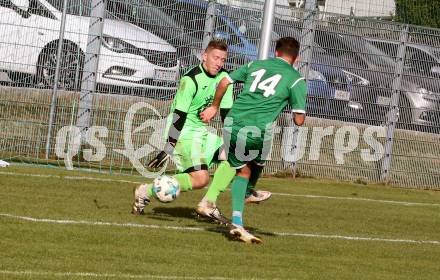 Fussball. Unterliga West. Landskron gegen Sachsenburg.  Daniel Arneitz,  (Landskron),  Christoph Eigenberger   (Sachsenburg). Landskron, 16.10.2016.
Foto: Kuess
---
pressefotos, pressefotografie, kuess, qs, qspictures, sport, bild, bilder, bilddatenbank