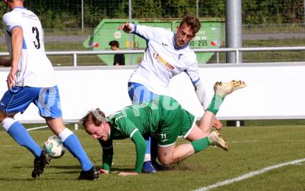 Fussball. Unterliga West. Landskron gegen Sachsenburg.  Christian Wilpernig,   (Landskron),  Tim Kovacic  (Sachsenburg). Landskron, 16.10.2016.
Foto: Kuess
---
pressefotos, pressefotografie, kuess, qs, qspictures, sport, bild, bilder, bilddatenbank