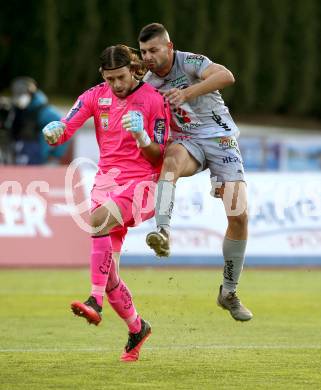 Fussball. Bundesliga. RZ Pellets WAC gegen SK Austria Klagenfurt. Tai Baribo, (WAC), Phillip Menzel  (Klagenfurt). Wolfsberg, am 23.10.2021.
Foto: Kuess
www.qspictures.net

---
pressefotos, pressefotografie, kuess, qs, qspictures, sport, bild, bilder, bilddatenbank