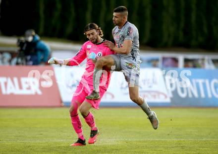 Fussball. Bundesliga. RZ Pellets WAC gegen SK Austria Klagenfurt. Tai Baribo, (WAC), Phillip Menzel  (Klagenfurt). Wolfsberg, am 23.10.2021.
Foto: Kuess
www.qspictures.net

---
pressefotos, pressefotografie, kuess, qs, qspictures, sport, bild, bilder, bilddatenbank