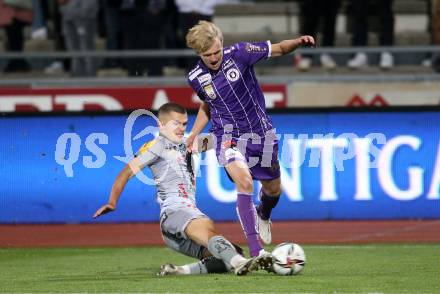 Fussball. Bundesliga. RZ Pellets WAC gegen SK Austria Klagenfurt. Adis Jasic,  (WAC), Thomas Roberts (Klagenfurt). Wolfsberg, am 23.10.2021.
Foto: Kuess
www.qspictures.net

---
pressefotos, pressefotografie, kuess, qs, qspictures, sport, bild, bilder, bilddatenbank