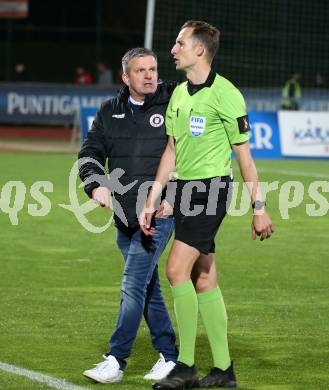 Fussball. Bundesliga. RZ Pellets WAC gegen SK Austria Klagenfurt. Matthias Imhof, Schiedsrichter Ciochirca Christian-Petru. Wolfsberg, am 23.10.2021.
Foto: Kuess
www.qspictures.net

---
pressefotos, pressefotografie, kuess, qs, qspictures, sport, bild, bilder, bilddatenbank