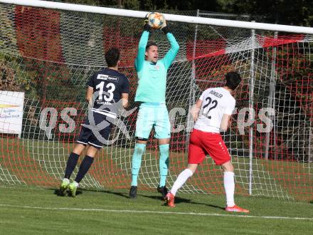 Fussball. Kaerntner Liga. Ferlach Atus gegen ATSV Wolfsberg.  Florian Heindl, Stephan Buergler  (Ferlach),  Bastian Rupp  (Wolfsberg). Ferlach, 23.10.2021.
Foto: Kuess
---
pressefotos, pressefotografie, kuess, qs, qspictures, sport, bild, bilder, bilddatenbank