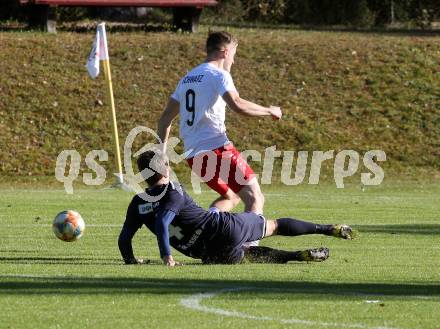 Fussball. Kaerntner Liga. Ferlach Atus gegen ATSV Wolfsberg. Hannes Marcel Schwarz  (Ferlach),    Maximilian Gollner (Wolfsberg). Ferlach, 23.10.2021.
Foto: Kuess
---
pressefotos, pressefotografie, kuess, qs, qspictures, sport, bild, bilder, bilddatenbank